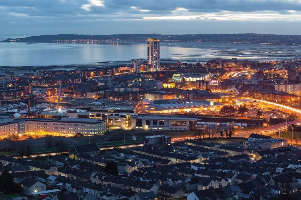 Beach On The Doorstep Meridian Tower Marina Swansea Apartment Exterior foto