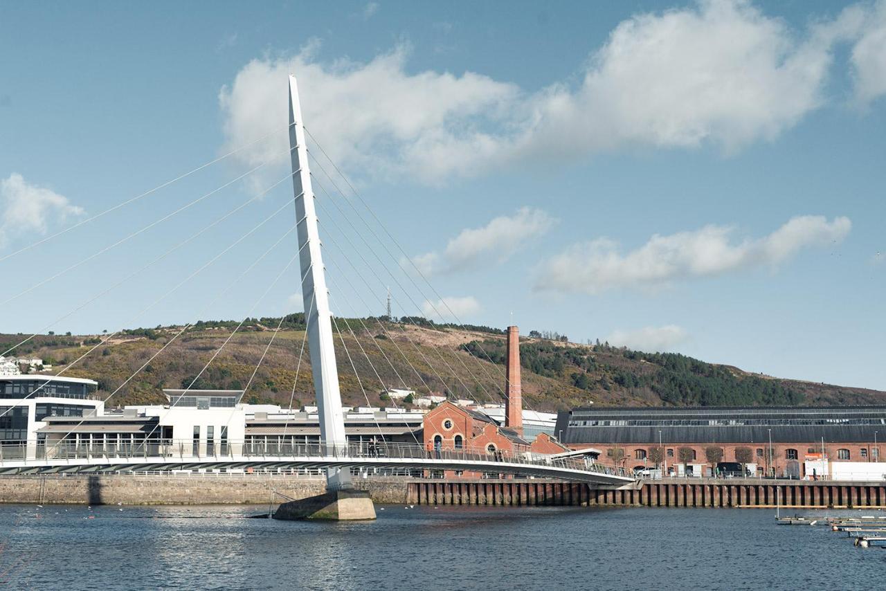 Beach On The Doorstep Meridian Tower Marina Swansea Apartment Exterior foto